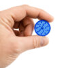 Kleiner Grinder aus Plastik Ø30mm mit Magnetverschluss in der Hand