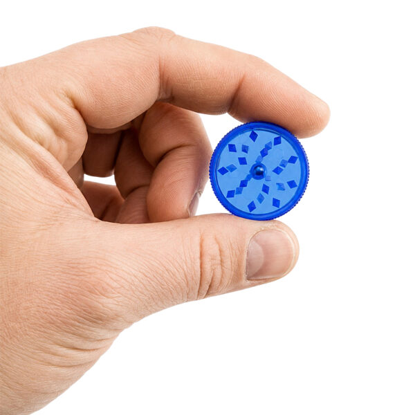 Kleiner Grinder aus Plastik Ø30mm mit Magnetverschluss in der Hand
