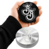 Maxigrinder aus Aluminium in der Hand