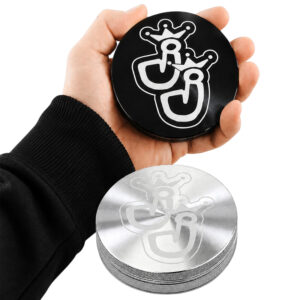 Maxigrinder aus Aluminium in der Hand