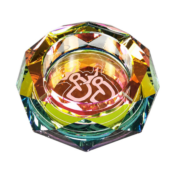 Regenbogen Aschenbecher mit geschliffenen Facetten in Diamantoptik und Logo im Boden