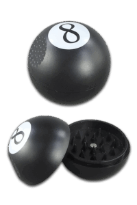 Schwarzer Ø55mm Eightball Grinder mit Magnet, kugelförmiges Design im Billard-8-Ball-Look, geöffnet mit sichtbaren Mahlzähnen.