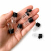 Minifläschchen 2ml in der Hand mit auslaufsicherem Verschluss