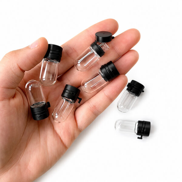 Minifläschchen 2ml in der Hand mit auslaufsicherem Verschluss