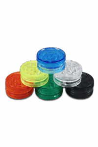 6 kleine Kunststoffgrinder mit Magnet in Blau, Schwarz, Grün, Klar, Gelb und Rot, Ø30mm, auf schwarzem Hintergrund