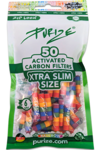 50 Purize Aktivkohlefilter Xtra Slim Rainbow im grünen Vorratsbeutel mit 6mm Format und bunter Rainbow-Ausführung.