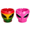 Alien Aschenbecher aus Kunstharz in Rasta- und Pink-Design.