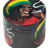 Reggae Grinder Motiv 4 – Ø40 mm, 4-teilig aus Zink mit Pollinator-Sieb, Schaber & farbigem Reggae-Motiv