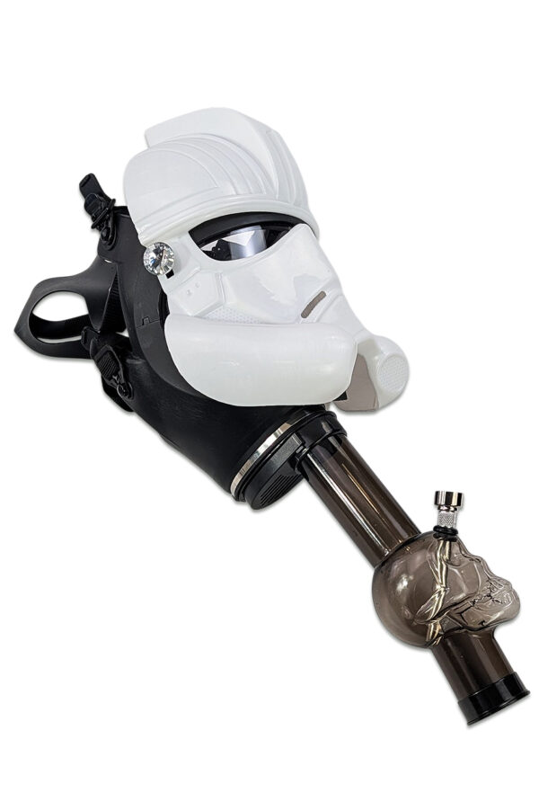 Gasmasken Bong „Storm Skull“ Seitenansicht – weißes Helm-Design mit Totenkopf-Bong