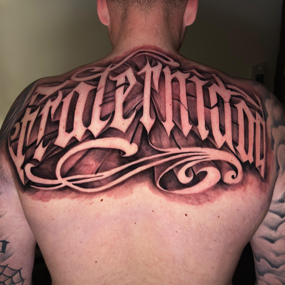 Großes Schriftzug Tattoo in Kassel im Tattoo Studio Villa Dunkelbunt