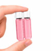 4ml Minifläschchen zwischen zwei Fingern mit schwarzem Schraubverschluss