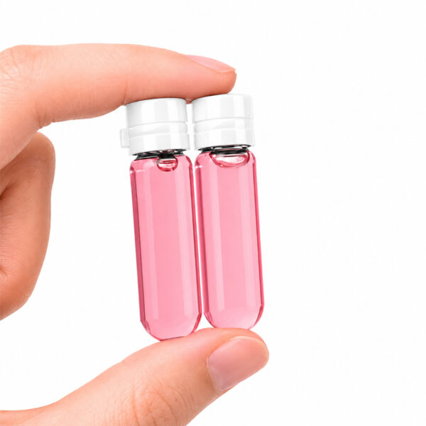 4ml Minifläschchen zwischen zwei Fingern mit schwarzem Schraubverschluss