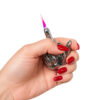 Fuck You Feuerzeug im Mittelfinger-Design in einer Hand gehalten