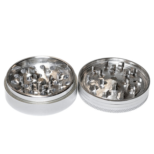 Geöffnetes Mahlwerk des Grinders mit gewölbtem Deckel aus CNC-Aluminium