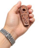 Holzpfeife mit Elefantenmotiv aus Rosenholz – Größenansicht in der Hand