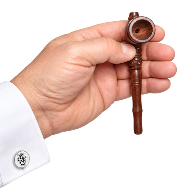 Holzpfeife mit Schnitzmotiv ca. 13cm – Größenansicht in der Hand