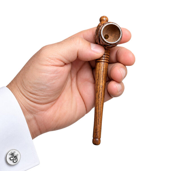 Holzpfeife mit Zierschnitzerei ca. 13cm – Größenansicht in der Hand