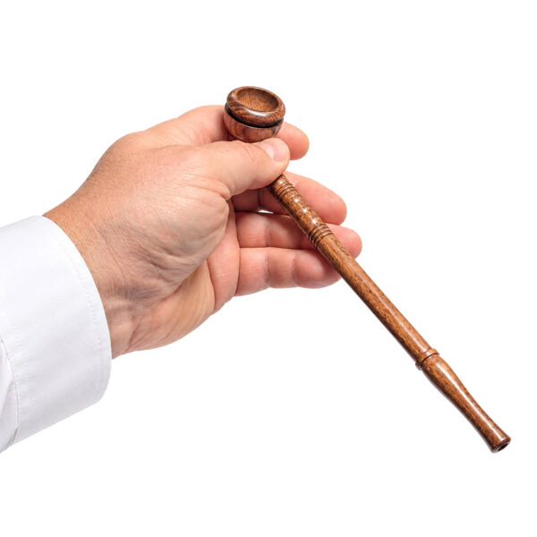 Schmale Holzpfeife ca. 23cm – Größenansicht in der Hand