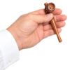 Verzierte Holzpfeife ca. 13cm – Größenansicht in der Hand