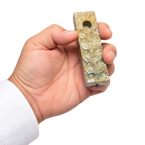 Rechteckige Specksteinpfeife ca. 10cm – Größenansicht in der Hand